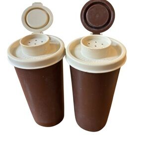 VTG Tupperware Salt & Pepper Shaker Set Brown W/Beige Flip Lids 4” Retro 1329-8